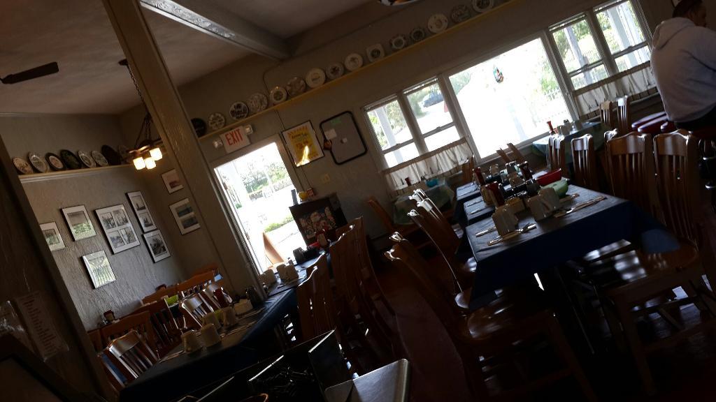 Ernie`s Old Harbor Restaurant